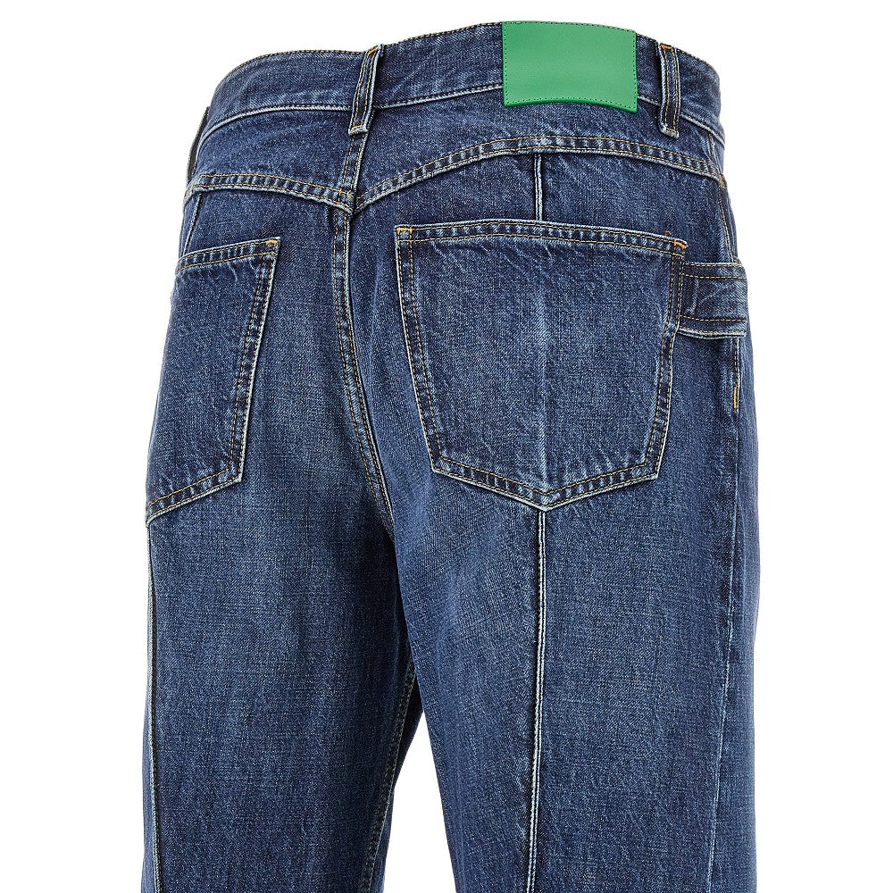 Jeans dalla linea curva con risvolto