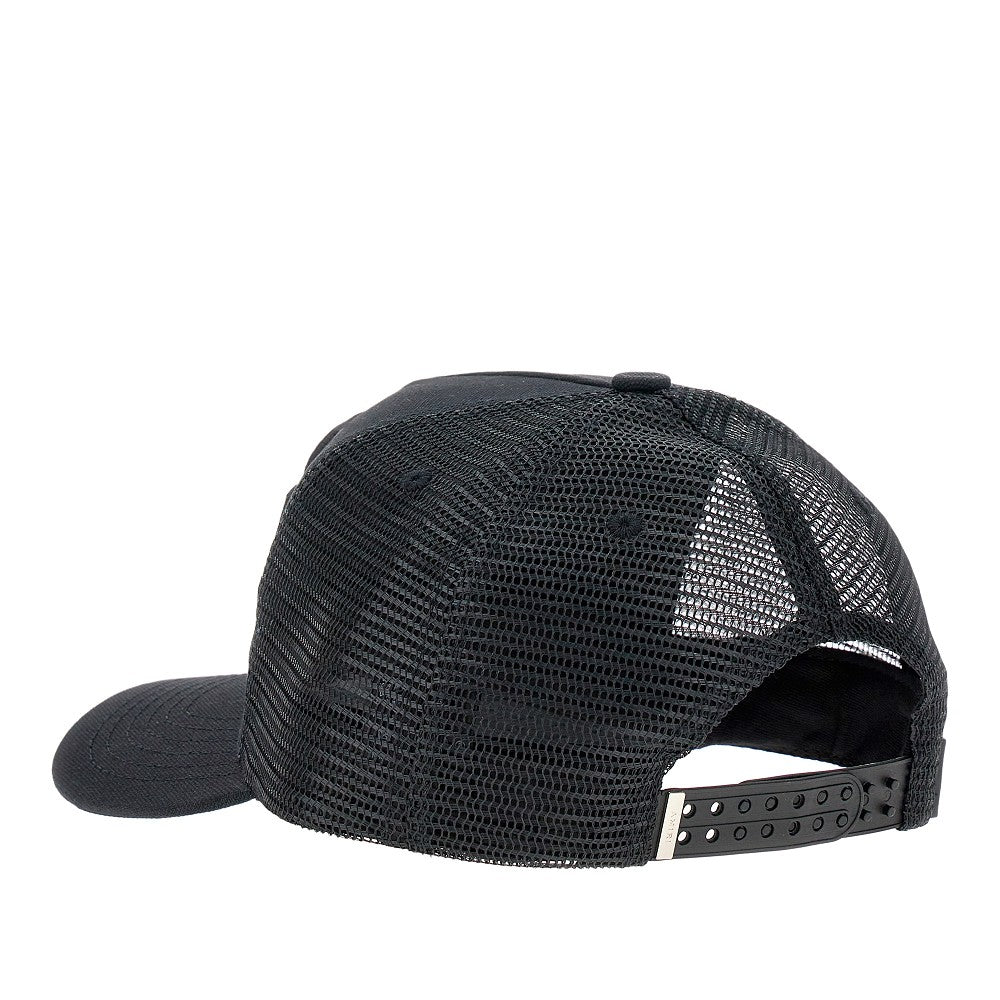 Cappello trucker con logo ricamato